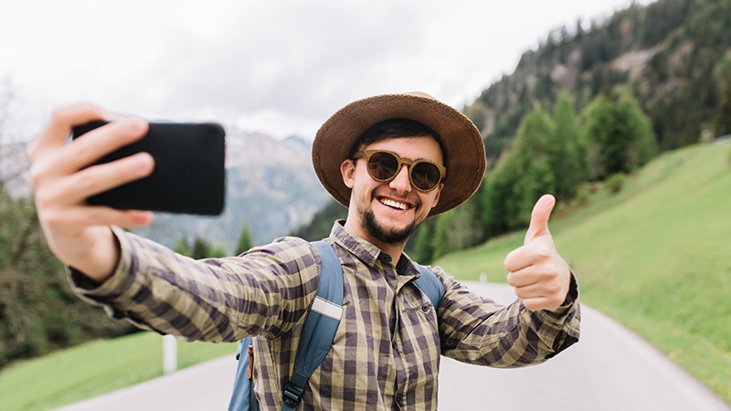 Mann macht ein Selfie in der Natur