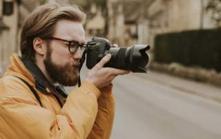 Fotograf macht Fotoshooting auf einer Straße im Dorf