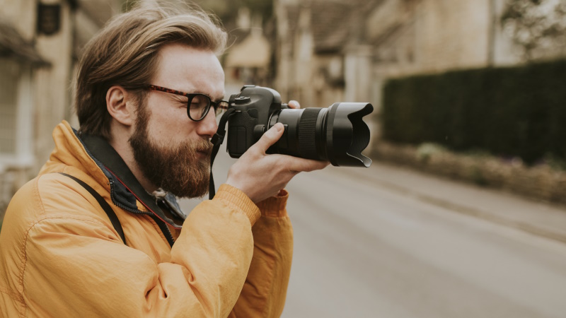 Fotograf macht Fotoshooting auf einer Straße im Dorf