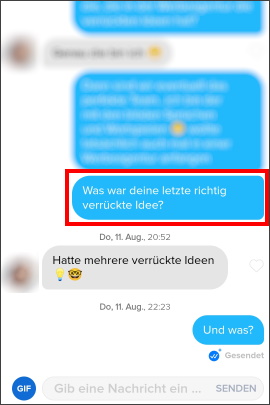 Person stellt lustige Tinder-Frage im Chat