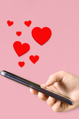 Hand mit Smartphone vergibt Likes in Tinder