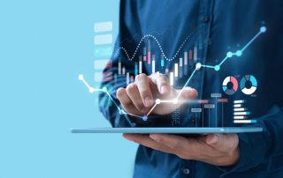 Mann mit Tablet-Computer analysiert Statistiken