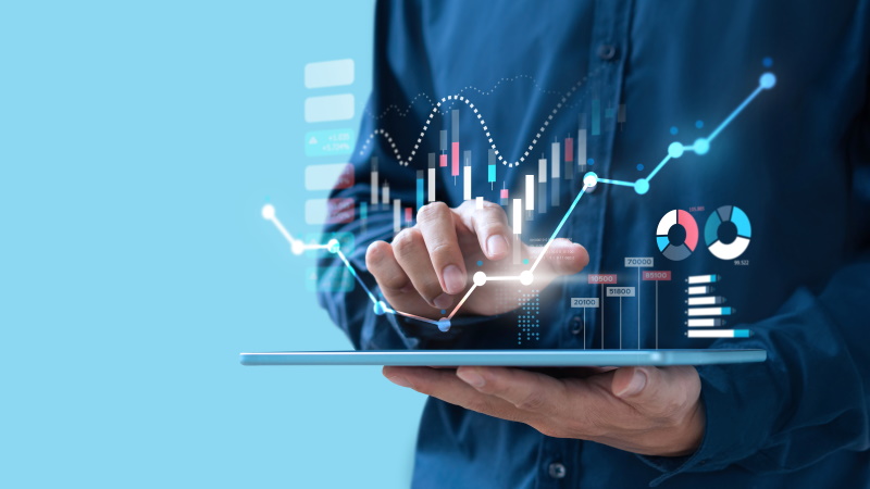 Mann mit Tablet-Computer analysiert Statistiken