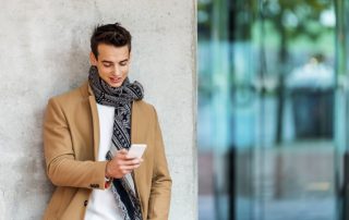 Mann mit Smartphone will Matches in der Tinder-App