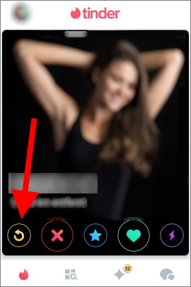 Tinder-Profil mit gelbem Pfeil, um Like rückgängig zu machen
