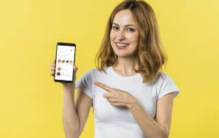 Frau zeigt kostenlose Tinder-Likes am Handy