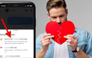 Mann hält gebrochenes Herz neben Smartphone mit aufgelöstem Match