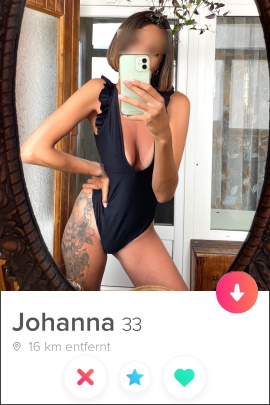 Tinder-Profil mit Bild, auf dem Frau Selfie vorm Spiegel macht