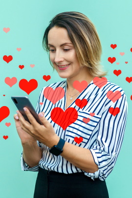 Frau mit Smartphone erhält Likes durch aufsteigende Herzen