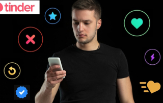 Mann mit Handy fragt sich, was die Tinder-Symbole bedeuten