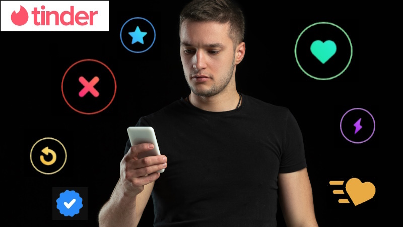 Mann mit Handy fragt sich, was die Tinder-Symbole bedeuten