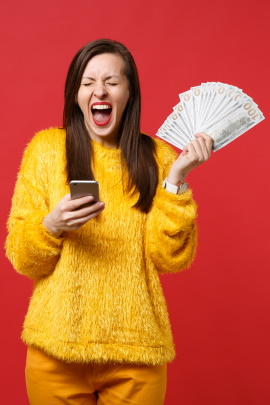Schreiende Frau mit Smartphone und Geldscheinen in den Händen