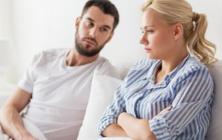 Mann und Frau auf dem Sofa wollen Trennung überwinden
