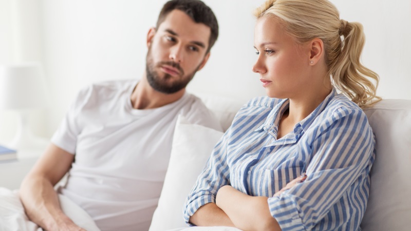 Mann und Frau auf dem Sofa wollen Trennung überwinden
