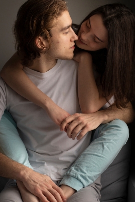 Mann und Frau umarmen sich innig und küssen sich