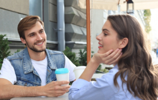 Single-Mann datet Frau und fragt sich, ob sie Zuneigung für ihn empfindet