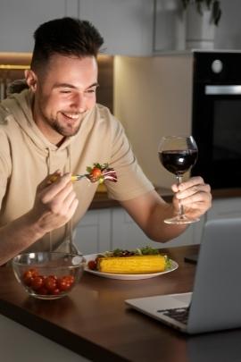 Mann hat sich mit Frau zum virtuellen Candlelight Dinner verabredet