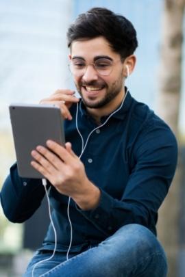 Mann spricht per Video-Chat zu einer Frau