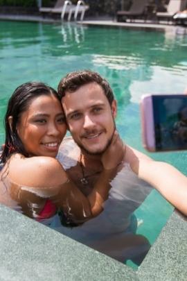 Mann macht Selfie von sich und Frau