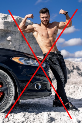 Mann mit trainierten Muskeln posiert vor einem Auto