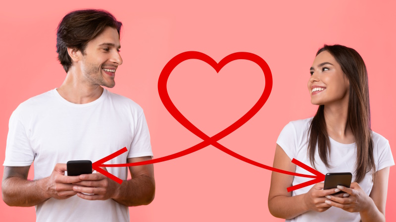 Herz-Symbol zwischen Mann und Frau, die Smartphones halten und sich anlächeln
