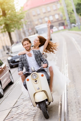 Mann und Frau auf einem Motorroller