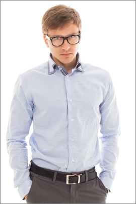 Mann mit Brille und blauem Business-Hemd