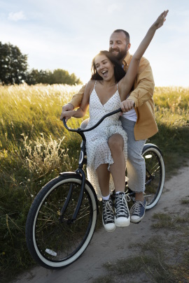 Paar fährt zusammen auf einem Fahrrad und hat Spaß
