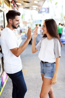 Mann und Frau geben sich freundschaftlich die Hand