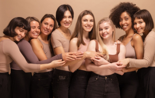 Gruppe aus acht verschiedenen Frauentypen