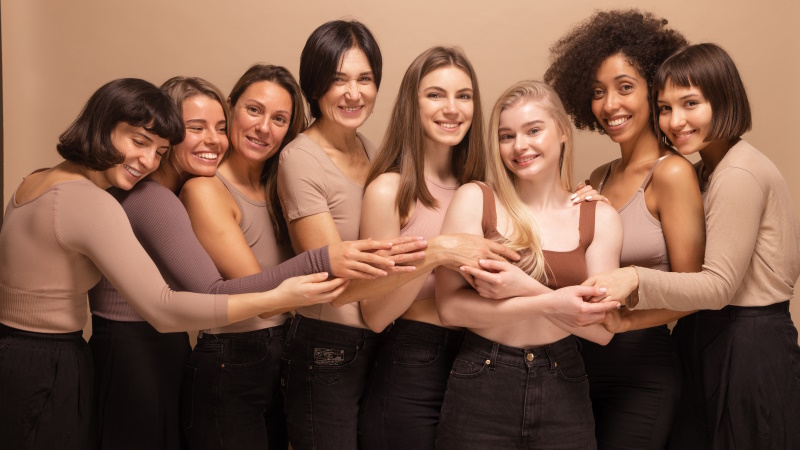 Gruppe aus acht verschiedenen Frauentypen