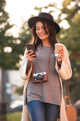 Frau hat gerade Bild für ihren WhatsApp-Status gemacht