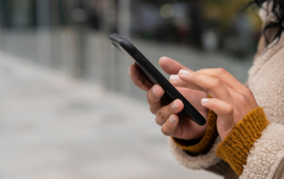 Frau schreibt bei WhatsApp und denkt über die Psychologie dahinter nach