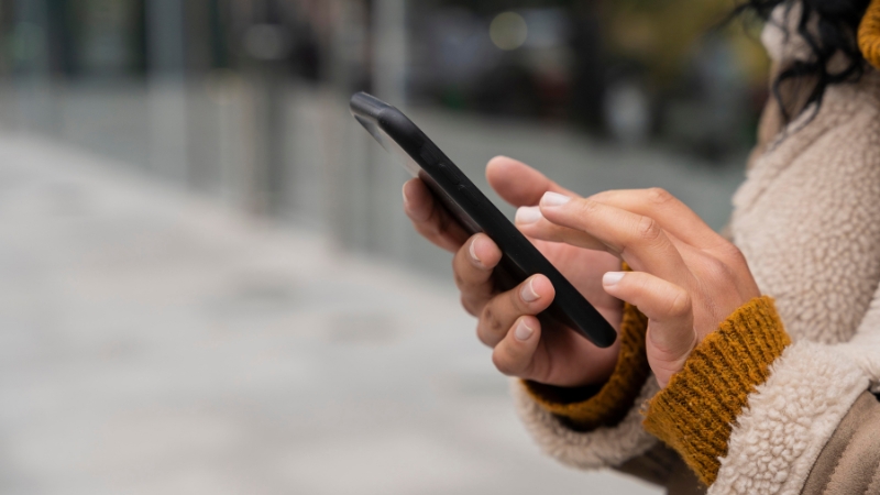 Frau schreibt bei WhatsApp und denkt über die Psychologie dahinter nach