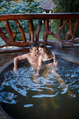 Mann und Frau liegen kuschelnd im Whirlpool