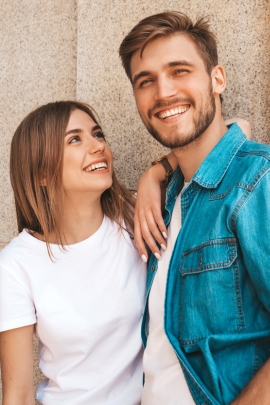 Freunde lachen sich an und haben Spaß zusammen