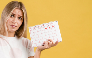 Traurige Frau hält Kalender, wo Wochenende mit Herzen markiert ist