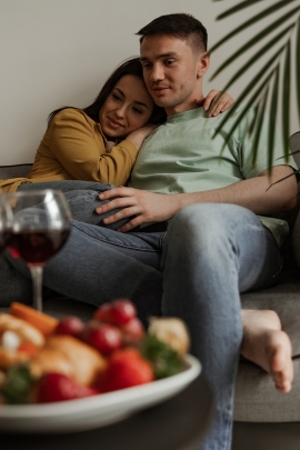 Paar kuschelt auf der Couch