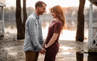 Paar schaut sich verliebt an beim zweiten Date